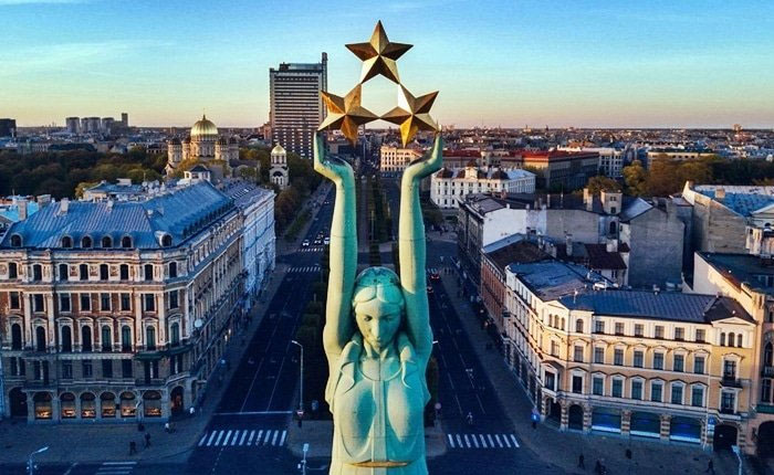  Công trình mang tính biểu tượng Đài tưởng niệm Tự do Riga giữa trung tâm thành phố. 