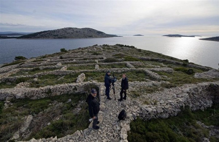 Thực chất đây là những bờ đá do người nông dân Croatia đắp lên.