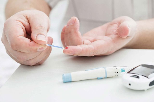 Người bị tiểu đường cần uống nhiều nước hơn 2 lít nước/ngày để bù đắp lượng nước thiếu hụt.