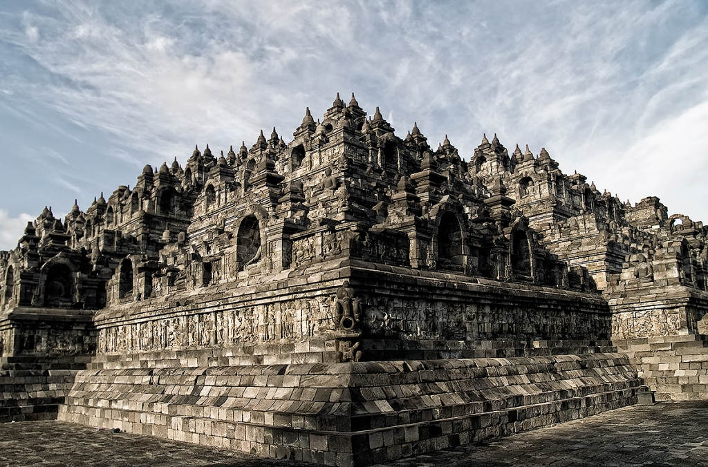 Cấu trúc Borobudur gồm 9 tầng chồng lên nhau, tầng trên nhỏ hơn tầng dưới, tổng chiều cao 42m, tương đương chiều cao của một tòa nhà 10 tầng hiện đại.