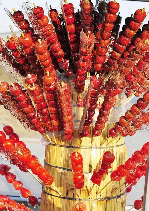  Kẹo hồ lô là thức quà không thể thiếu của Bắc Kinh vào những ngày đông lạnh giá. 