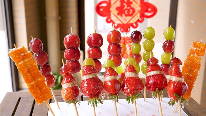 Những xiên kẹo hồ lô với màu sắc bắt mắt, tươi ngon
