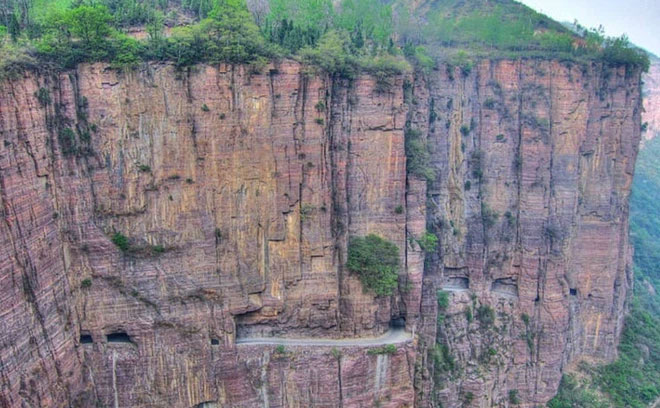 Vị trí và địa hình hiểm trở nên ngôi làng Guoliang gặp nhiều khó khăn về kinh tế. 