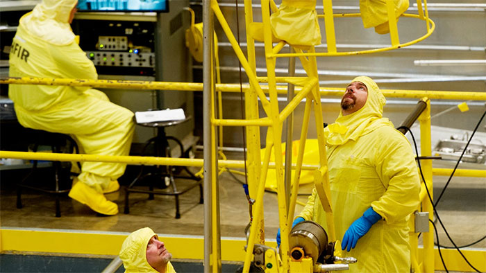 Đối với các chuyên gia am hiểu về uranium, họ có thể trực tiếp cầm nó trên tay.
