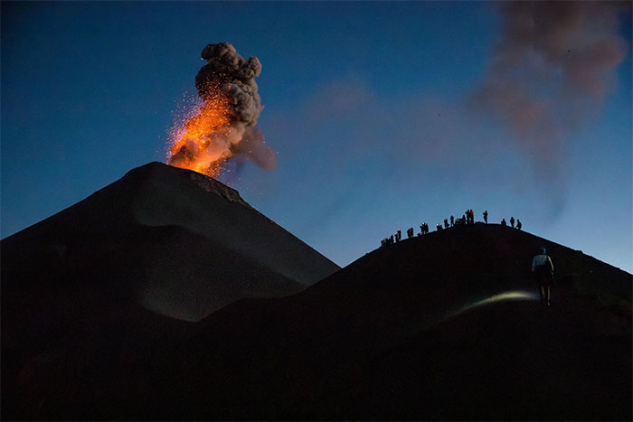 Núi lửa Fuego phun trào