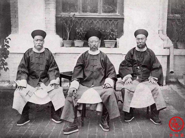 Bức ảnh chụp Thuần Thân vương Dịch Hoàn, đại thần Lý Hồng Chương và đô thống Thiện Khánh
