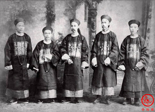 Ảnh chụp 5 vị quan văn.