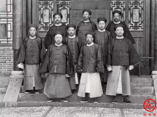 Ảnh các quan văn được chụp vào năm 1886.