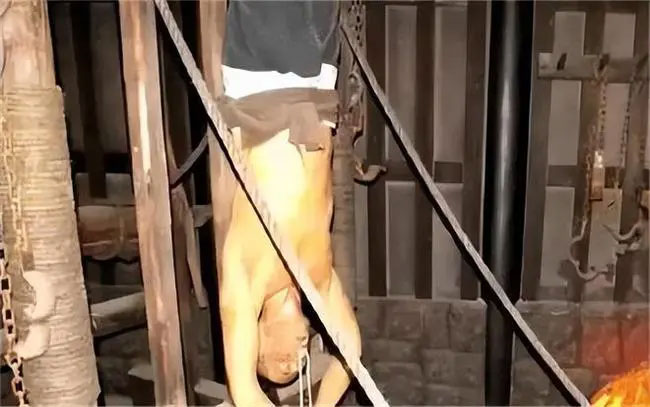 Phạm nhân bị treo ngược lên khi đang ăn mỳ khiến họ nhanh chóng bị sặc, mỳ tuôn ra từ mũi