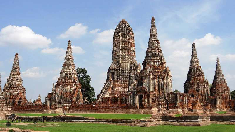 Vẻ huy hoàng của thành phố cổ được phản chiếu qua nhiều công trình kiến trúc và tàn tích nguy nga lộng lẫy, phần lớn các kiến trúc này được xây bằng gạch đỏ trần, nằm khắp nơi trên một vùng đất được bao quanh bởi ba dòng sông Chao Praya, Mae Nam Lop Buri và Pa Sak.