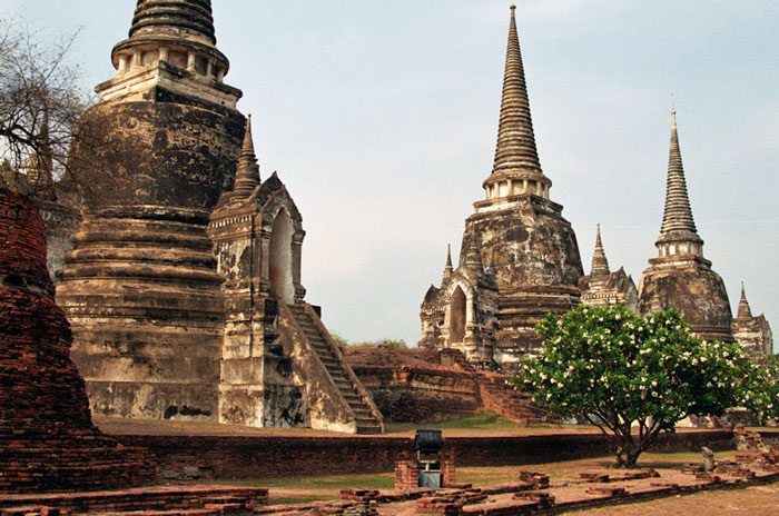  Có lẽ vì vậy Ayutthaya được lưu dấu trong ký ức nhiều khách du lịch như là một ốc đảo của những chùa chiền bên sông.