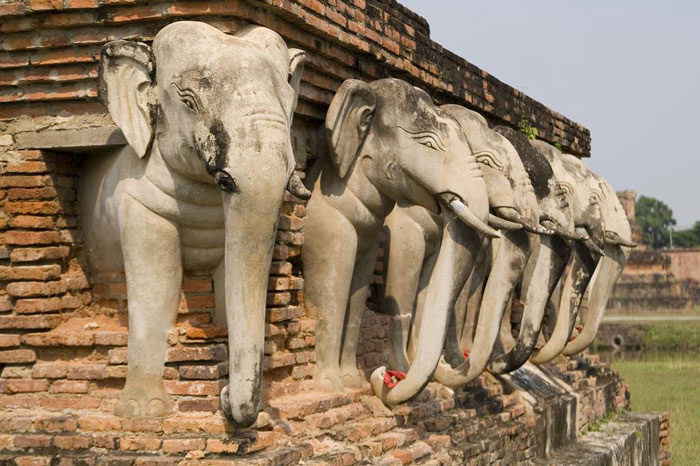 Quân đội Burma khi xâm lược thủ đô đã ra lệnh đốt cháy và phá hủy nhiều công trình kiến trúc hoành tráng và lộng lẫy của vương triều Ayutthaya.