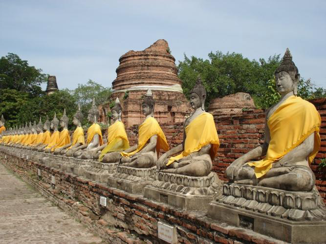 Trong khu di tích có nhiều nhóm đền tháp, mỗi nhóm biểu trưng cho một tiểu vũ trụ có ngọn núi thiêng ở trung tâm là "trục xuyên vũ trụ", những bức tường tượng trưng giới hạn vũ trụ và đại dương vô cùng vô tận... 