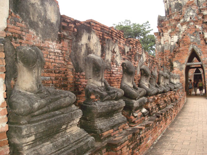 Trong khu di tích có nhiều nhóm đền tháp, mỗi nhóm biểu trưng cho một tiểu vũ trụ có ngọn núi thiêng ở trung tâm là "trục xuyên vũ trụ", những bức tường tượng trưng giới hạn vũ trụ và đại dương vô cùng vô tận... 